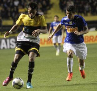 Gustavo em lance na partida contra o Cruzeiro em sua estreia na Série A - Fernando Ribeiro / Criciúma EC