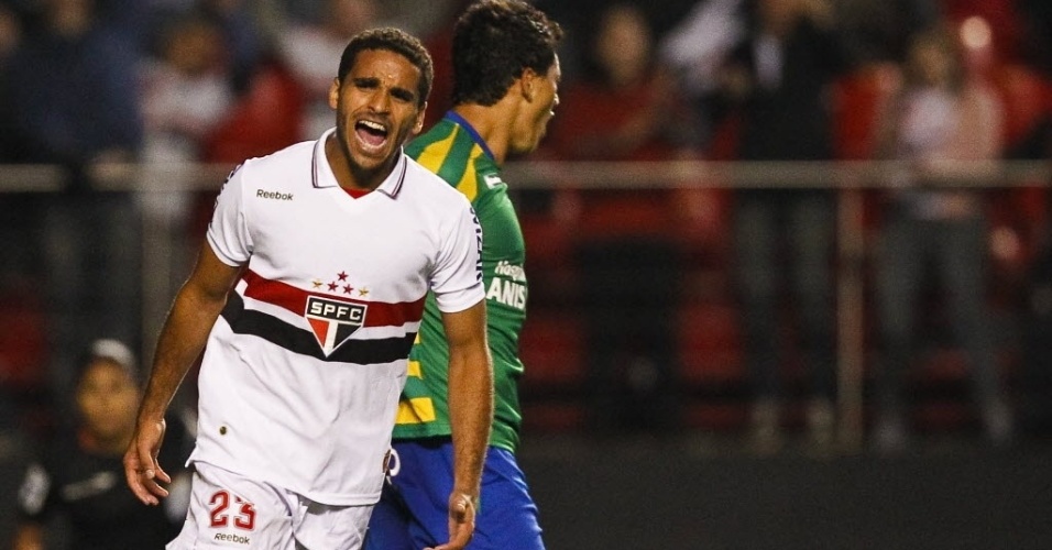 Douglas, do São Paulo, deve ser anunciado pelo Barcelona nesta 5ª