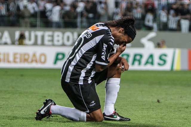 Após Santos, Ronaldinho recebe proposta do Palmeiras
