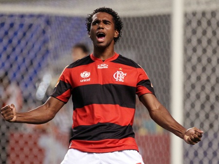 Luiz Antônio, volante do Flamengo, depõe e nega relação com milícia