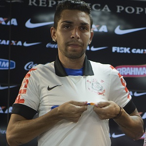 Mano mantém Petros entre titulares antes de julgamento