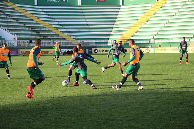 Chapecoense testa formações para encarar o Vitória