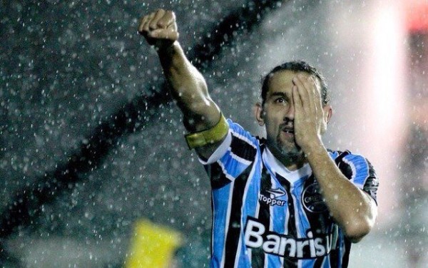 Com dores, Barcos volta a ser poupado no Grêmio