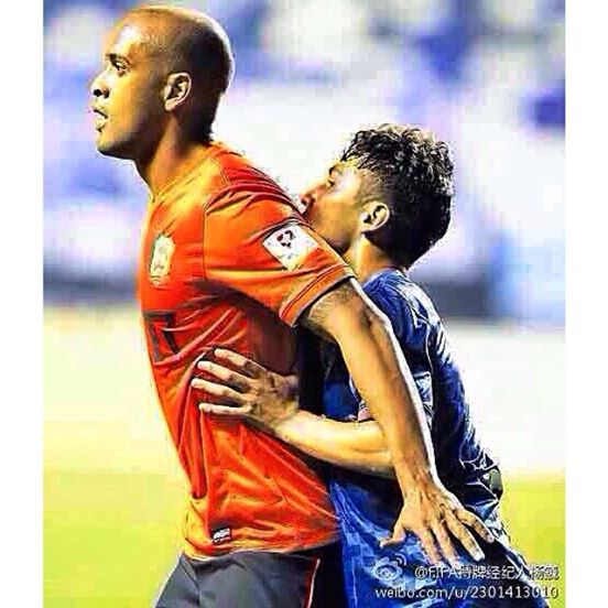 Ex-Bragantino vira titular no futebol da China