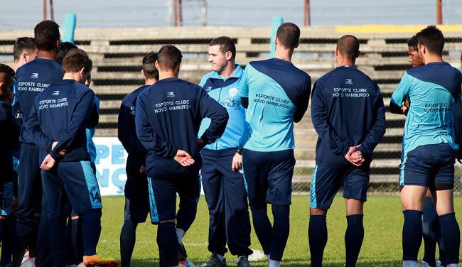 Mabília conversando com os jogadores depois da apresentação e da coletiva de imprensa - Giovani Júnior 
