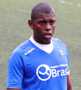Zagueiro Gustavo comemora sequência no sub-20 do Santo André