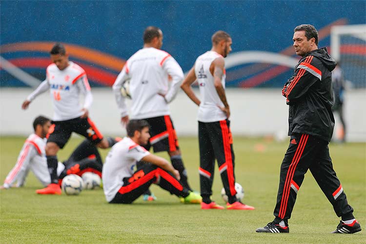Luxemburgo confirma Eduardo da Silva como titular