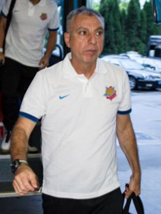 Ex-técnico do Guarani prestigia lançamento de camisa nova do Santos
