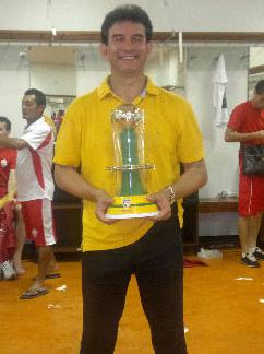 Guilherme Macuglia com a Taça de Campeão Acreano pelo Rio Branco-AC
