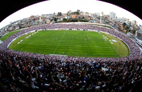 Estádio centenário no dia do acesso do Guará