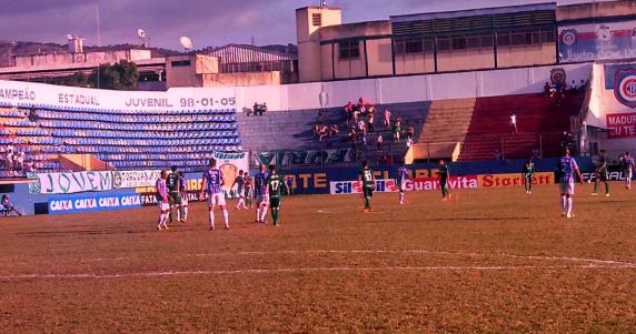 O gramado não ajudou os dois times