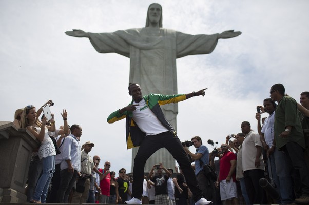 Atletismo: Bolt brinca com crianças no Rio antes de exibição
