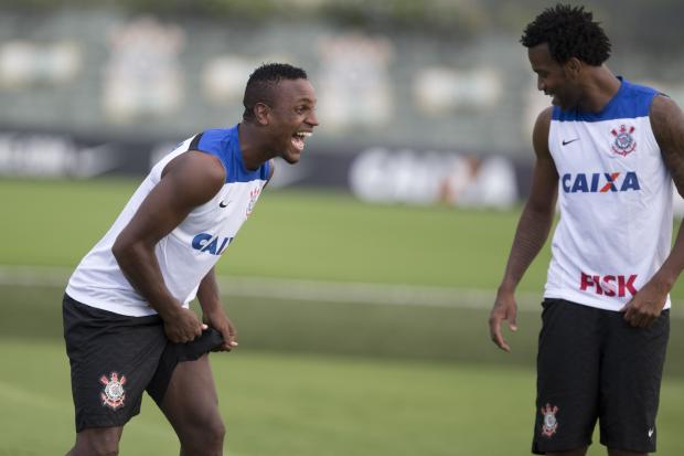 Mano Menezes “veta” venda de Cleber, do Corinthians, a clube alemão