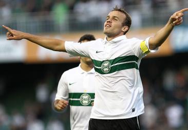 Chico comemorando um gol com a camisa do Coritiba