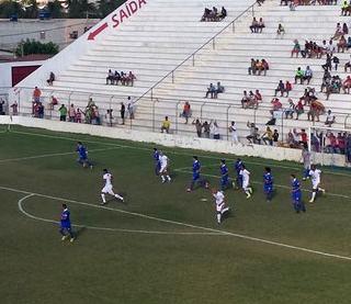 Lance do jogo Salgueiro 1 x 0 Águia