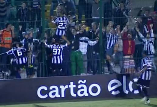Clayton sobe no alambrado para comemorar o empate do Figueira