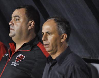 Luís Carlos Martins tenta motivar o Oeste