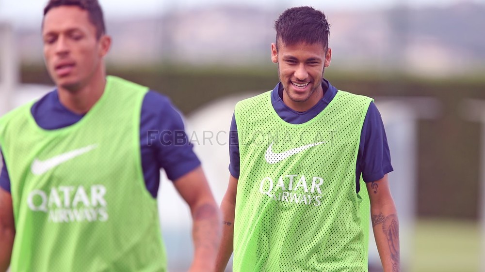 No dia de volta, Neymar ganha alta médica para jogar pelo Barcelona