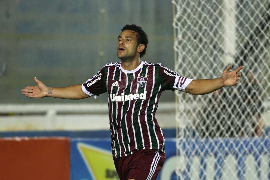 Torcida do Fluminense picha muro e pede saída de Fred