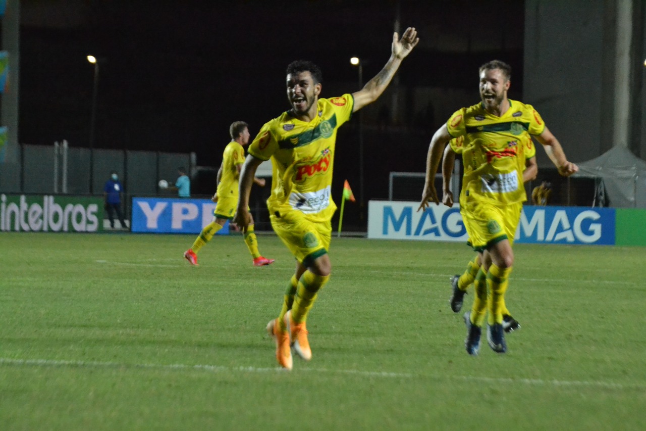 Autor de golaço, Moraes lamenta eliminação do Mirassol