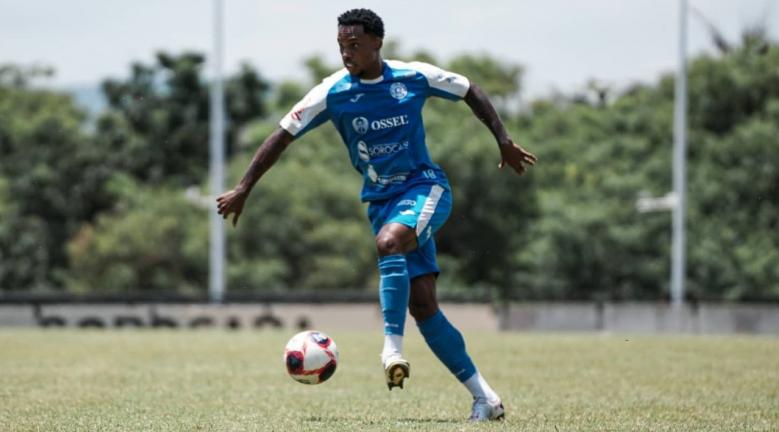 Em meio a incerteza, meia vive expectativa por estreia pelo São Bento