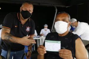 Ídolo do Corinthians é vacinado contra o Covid-19 no estádio do Timão