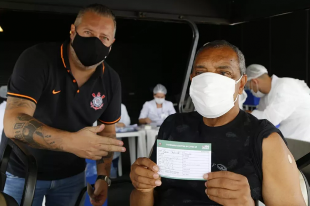 Ídolo do Corinthians é vacinado contra o Covid-19 no estádio do Timão