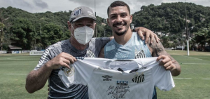 Santos homenageia volante pelos 250 jogos com placa e camisa autografada por Pelé