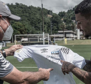 No Brasil, técnico argentino se rende a Pelé: 