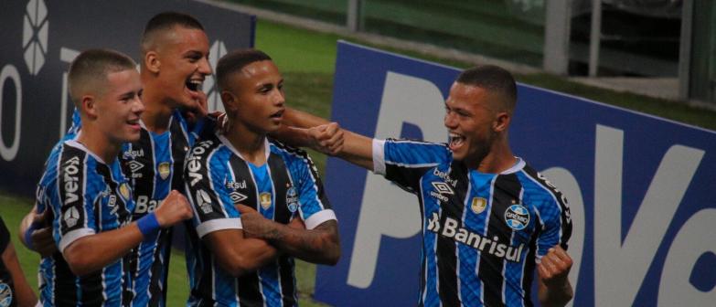 Meninos do Grêmio comemorando um dos gols na Arena Meninos do Grêmio comemorando um dos gols na Arena