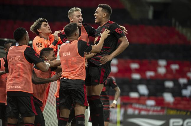 Rodrigo Muniz fez dois gols e é o artilheiro do Carioca 2021