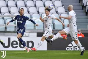 ITALIANO: Em dia de homenagem a Cristiano Ronaldo, Arthur falha e Juventus perde em casa