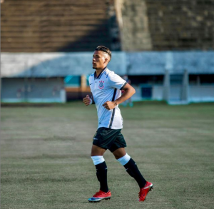 Meia do Corinthians tem casa invadida e objetos roubados