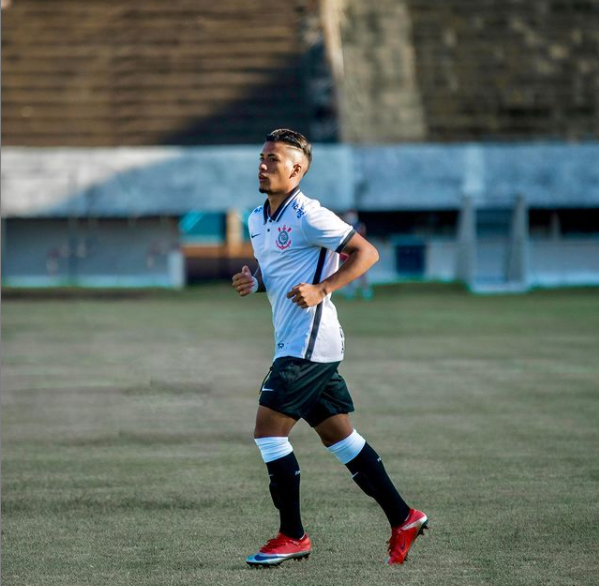 Meia do Corinthians tem casa invadida e objetos roubados
