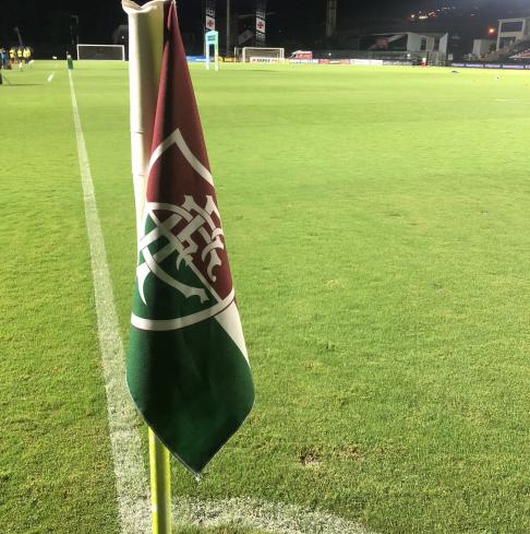 Rival crava bandeira no campo do Vasco e irrita dirigentes: “Golpistas”