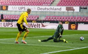 Astro de time alemão pede perdão após jogar camisa em jogador rival