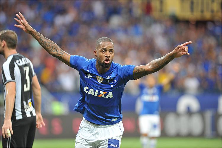 Agente aciona Cruzeiro na Justiça e pede quase meio milhão por dívidas com zagueiros