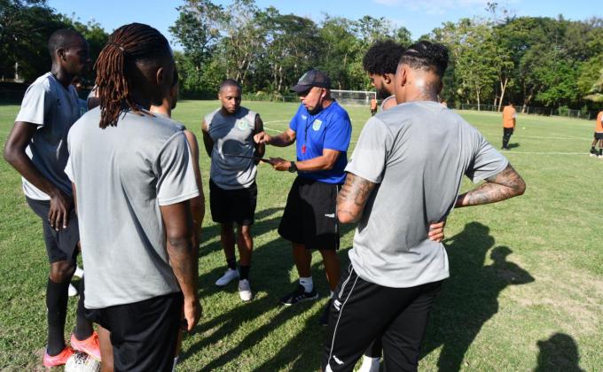 Próximo da estreia nas Eliminatórias Concacaf, brasileiro enaltece sua equipe
