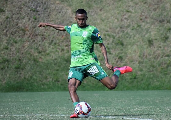 Ausências no clássico indicam saídas de zagueiro e atacante do América-MG