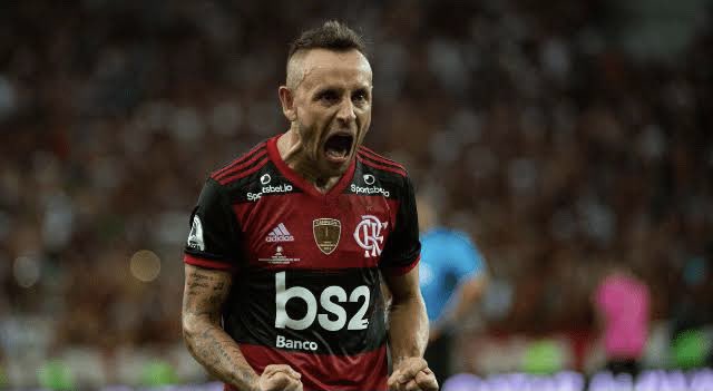 Lateral diz que falta de acerto com Flamengo foi política e busca novo clube