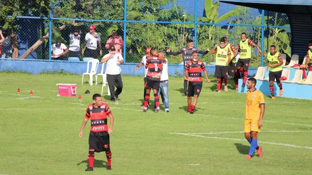  Jogadores do Flamengo-Pi festejando o gol de empate - Foto: Arthur Ribeiro