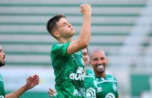 Destaque em 2020 se recupera de Covid-19 e já pode voltar a jogar pela Chapecoense