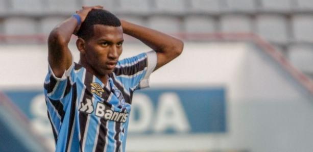 Atacante do Grêmio tenta cavar dois pênaltis em 15 minutos e é expulso