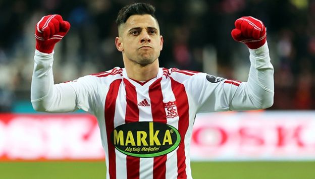 Ex-São Paulo, Cicinho provoca: “VAR foi o melhor jogador do Flamengo”