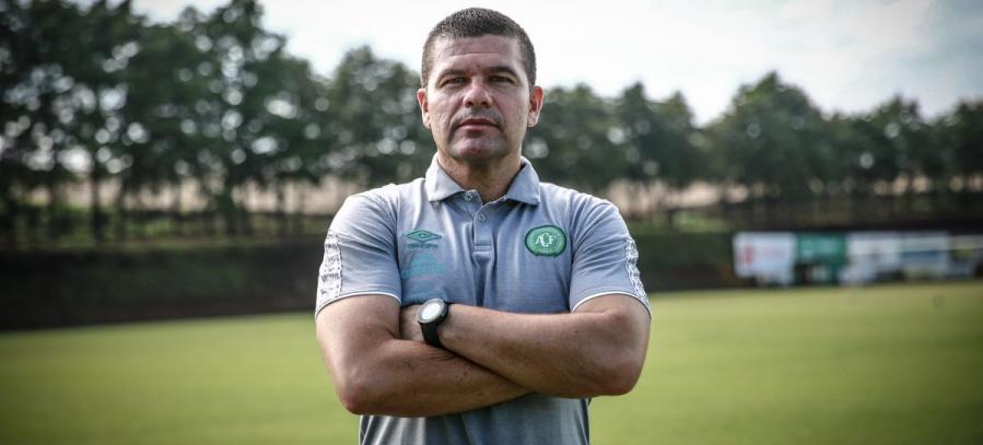 Louzer não se empolga com liderança e 100% e pede pés no chão na Chapecoense