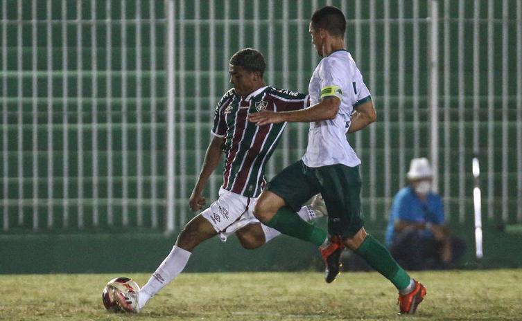 Atacante marca pelo Fluminense e aos 18 anos oferece gol ao filho de um mês