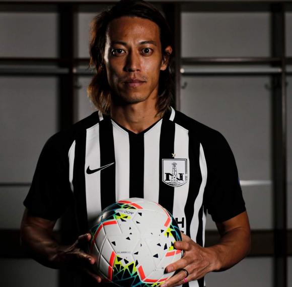 Ex-meia do Botafogo marca pela primeira vez por clube do Azerbaijão