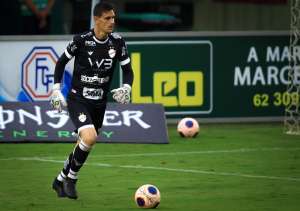 Goleiro comemora bom início no Vila Nova e fala sobre paralisação
