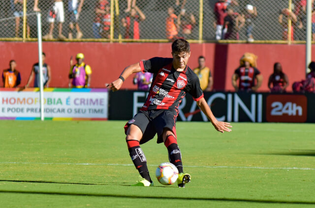 Vitória pode perder mais um lateral-esquerdo, agora para rival da Série B
