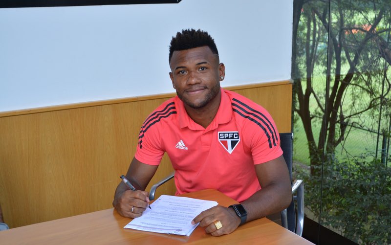 Cria da base, volante estende contrato com São Paulo até 2023
